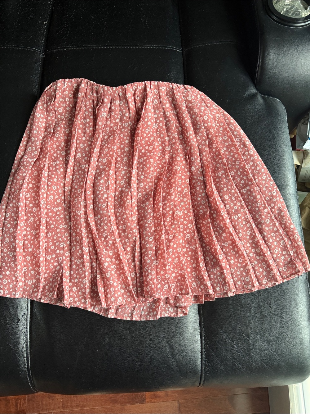 Holister NWT size: M Pink Floral Pleated Women’s Skirt elastic waist band